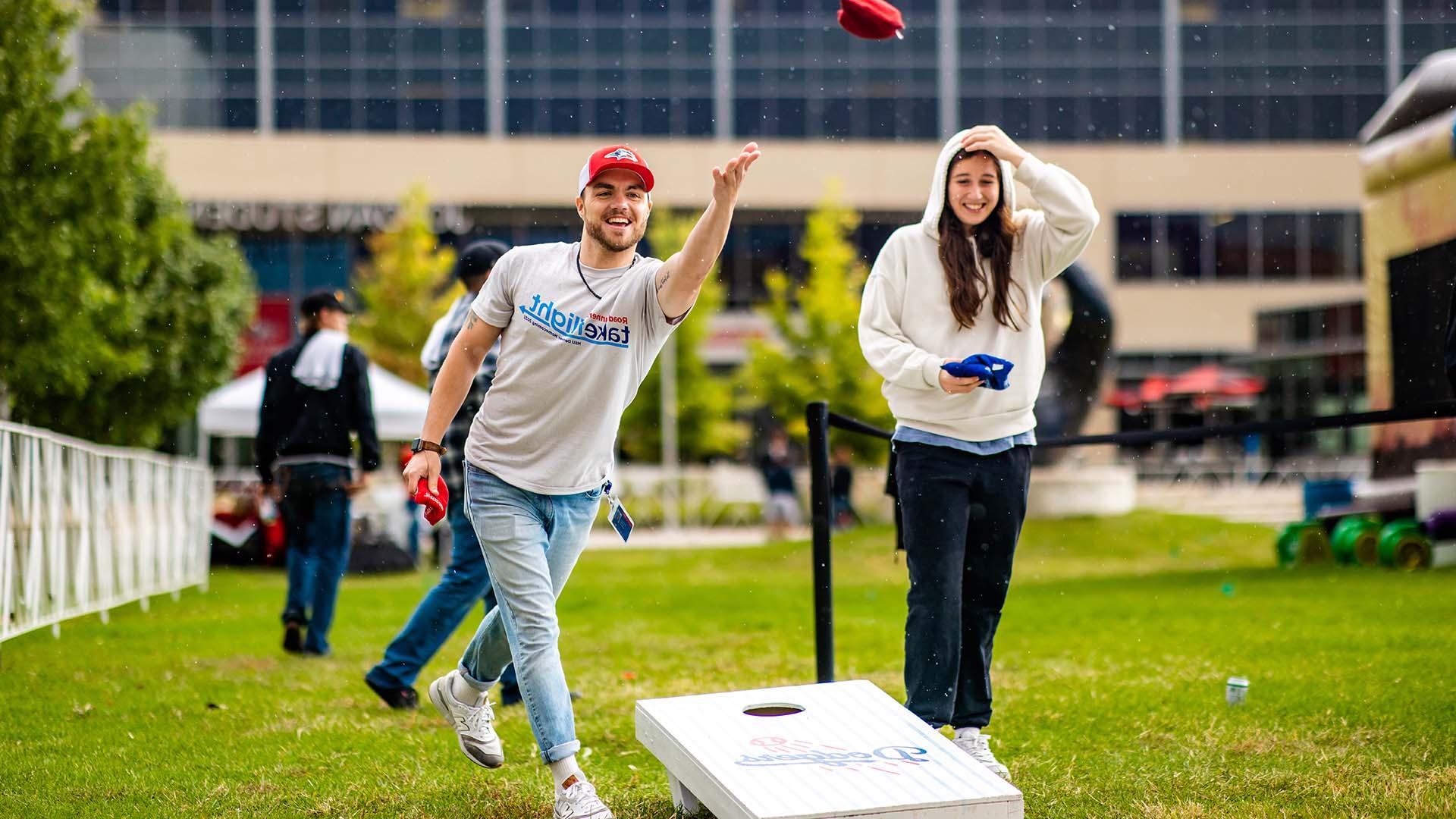 密歇根州立大学丹佛 学生 playing cornhole on Auraria Campus